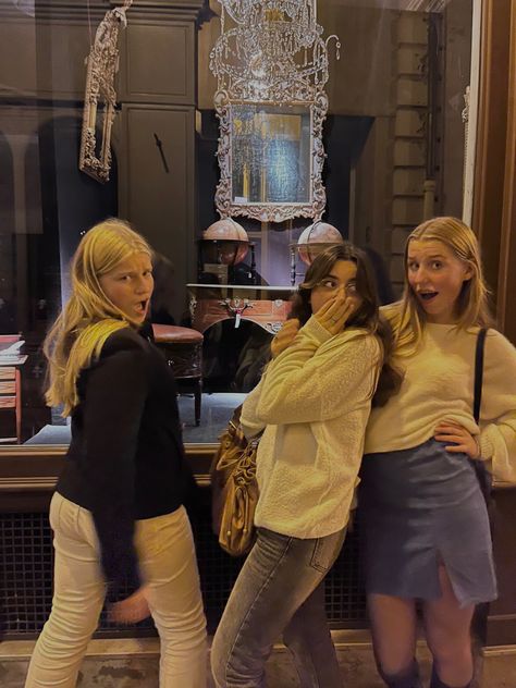 Outgoing Girl Aesthetic, 3 Girls Friendship, Outgoing Aesthetic, Female Friendship Aesthetic, Bestie Aesthetics, Night Out Friends, Foto Bff, Friendship Aesthetic, Girl Friendship