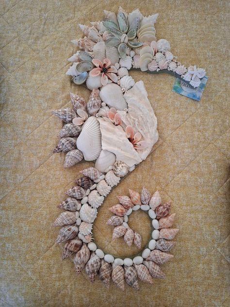 Sheshell Crafts, Resin With Shells, Quahog Shell Crafts, Diy Shell Ornaments, Crafts With Seashells, Shell Art Diy, Shell Craft Ideas, Rock Crafts Diy, Shell Artwork