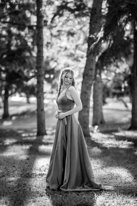 Long Gown Poses Photography, High School Formal Pictures, Gowns Dresses Poses, Grad Photoshoot Ideas Dresses, Ball Gown Poses Photography, Prom Pictures Professional, Posing Dress Photo Ideas, Poses For Pictures Formal, Long Dress Photoshoot Poses Outdoor