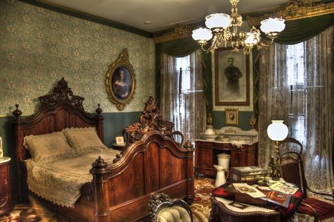 Victorian House Bedroom, Victorian Bedrooms, Vintage Rooms, Victorian Room, Victorian Interior Design, Breakfast Rooms, Antique Bed, Aesthetic Interior Design, Bedroom Victorian