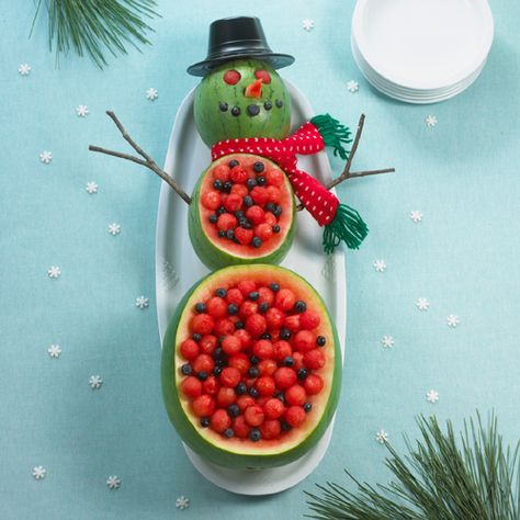 How to Make a Watermelon Snowman.  Filled with fruit salad of melon balls & blueberries.  Fun for Christmas or a Christmas in July celebration. Snowman Recipes, Christmas Party Snacks, Vegetable Platter, Fresh Fruit Recipes, Watermelon Carving, Christmas Fruit, Healthy Christmas, Veggie Tray, Vegan Christmas
