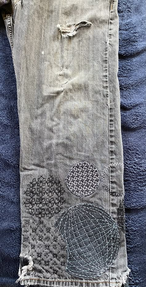 #visible mending #sashiko on denim #upcycle jeans Japanese Mending Technique, Visible Mending Patch, Visible Mending Jeans Inner Thigh, Visible Mending Upholstery, Japanese Upcycling Fashion, Simple Mending Design, Sashiko Mending Jeans, Jeans Upcycle Ideas, Visible Mending Couch