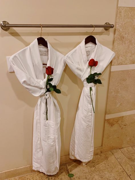 Decorating Hotel Room For Wedding Night, Honeymoon Suite Aesthetic, Honeymoon Set Up Room, Decorate Honeymoon Suite Ideas, Wedding Night Suite, After Wedding Hotel Room Decor, Honey Moon Room Decoration, Engagement Hotel Room Decorations, Honeymoon Suite Decorations Ideas