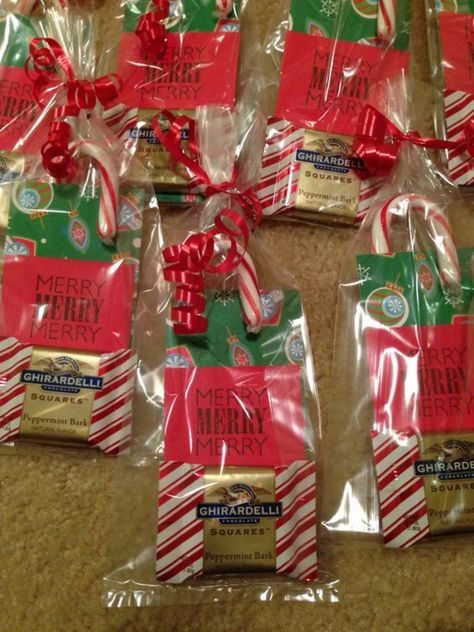 Natal, Christmas Goody Bag Ideas For Adults, Office Christmas Gifts, Christmas Candy Gifts, December Activities, Decorate Christmas, Gag Gifts Christmas, Diy Christmas Presents, Inexpensive Christmas Gifts