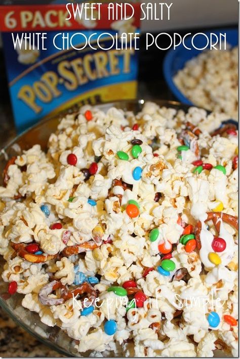 Essen, White Choc Popcorn Recipe, Popcorn Pretzels M&ms White Chocolate, Popcorn And M&ms, Popcorn Recipes Sweet, White Chocolate Popcorn, Salty Popcorn, Popcorn Mix, Sweet Popcorn