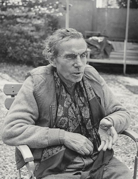 Rare photo of L.-F. Céline at Meudon. Copyright TELEMAGAZINE Louis Ferdinand Celine, Grey Hair Men, Jack Kerouac, Writers And Poets, Charles Darwin, Book Writer, Composers, World Of Books, Rare Photos