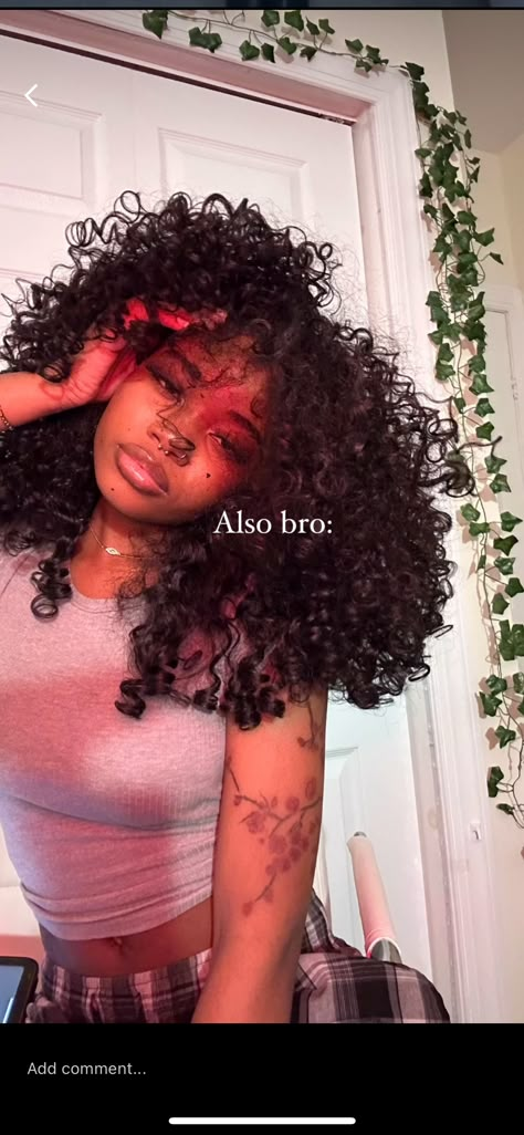 Short Bangs On Curly Hair, Sea Curly Hair, Cute Trending Hairstyles, Layered Afro Hair Shape, Curly Crochet With Bangs, Curly Hair Short Black Women, Sza Hair Curly, Cute Blasian Girl, Curly Hair White Highlights