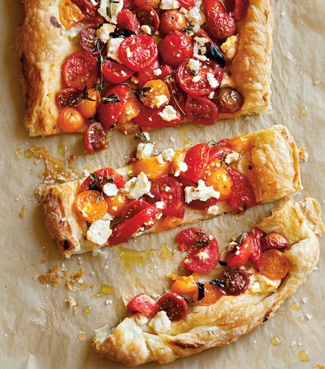 Tomato and Feta Tart | Puff pastry dough with a simple topping of tomatoes, cheese and herbs, and then baked until the dough is golden brown and flaky. Quiche, Feta Tart, Tomato And Feta, Puff Pastries, Puff Pastry Tart, Puff Pastry Dough, Tomato Tart, Savory Tart, Pastry Tart