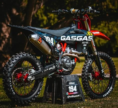 Motocross Garage, Galaxia Wallpaper, Dirt Bike Quotes, Ktm Supermoto, Custom Dirt Bike, Tmax Yamaha, Ktm Enduro, Dirt Bike Gear, Bike Toy