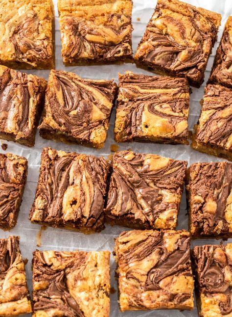 Dense, fudgy, gooey and totally delicious, these Nutella Blondies take just minutes to throw together. Serve them up on their own or warm with ice cream and everyone will be wanting more. #ohsweetbasil #nutellablondies #blondies #blondierecipe Nutella Blondies Recipe, Nutella Blondies, Best Blondies Recipe, Portable Dessert, Raspberry Chocolate Chip, Chocolate Biscuit Cake, White Chocolate Blondies, Dessert Cups Recipes, Oh Sweet Basil