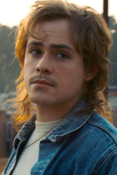 Billy's Mullet Is the Biggest Breakout Star of Stranger Things Season 2 Strange Things Season 2, Akali League Of Legends, Dacre Montgomery, Stranger Things Season 3, Billy Boy, Stranger Things 2, Stranger Things Characters, Stranger Things Aesthetic, Stranger Things Meme