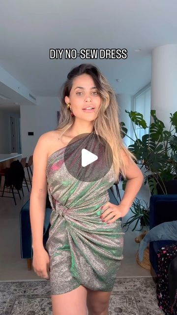 Patricia Bertoldo on Instagram: "Check out this quick and easy no-sew dress hack! Perfect for those last-minute occasions when you need a stylish outfit in a snap. Follow along to transform a simple piece of fabric into a chic dress with just a few folds and ties. No sewing required!   #DIYFashion #NoSewDress #dress #diy #dicasdemoda #diyoutfit #truquedeestilo  #styletips #styletipsforwomen #fashiontricks #trythishack #fashiontips #fashiontipsandtricks #stylehack #styletrick #fashionhacks #reelsvideo" Diy Dress From Fabric No Sew, No Sew Dress Diy, Maxi Dress Too Long Hack, Maxi Dress Too Long, No Sew Dress, Dress Hack, Sew Dress, Outfit Hacks, Scarf Style