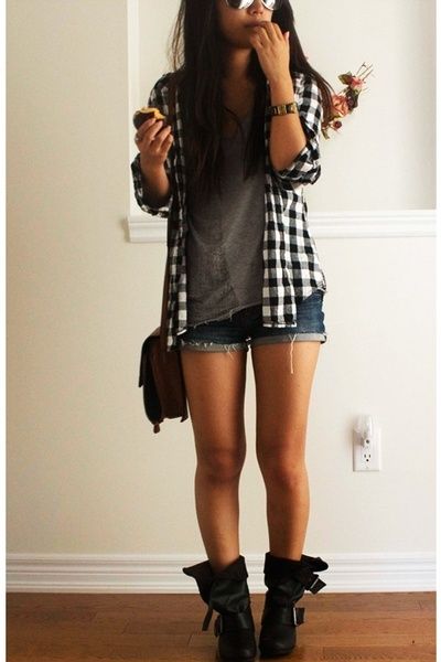 Flannel, t-shirt, shorts, boots. Love this look, can Someone plz get me some damn combat boots Converse Outfits, Duck Boats, Outfits Con Camisa, Look Con Short, Fest Outfits, Plaid Shirts, Rock Punk, Stil Inspiration, Combat Boot