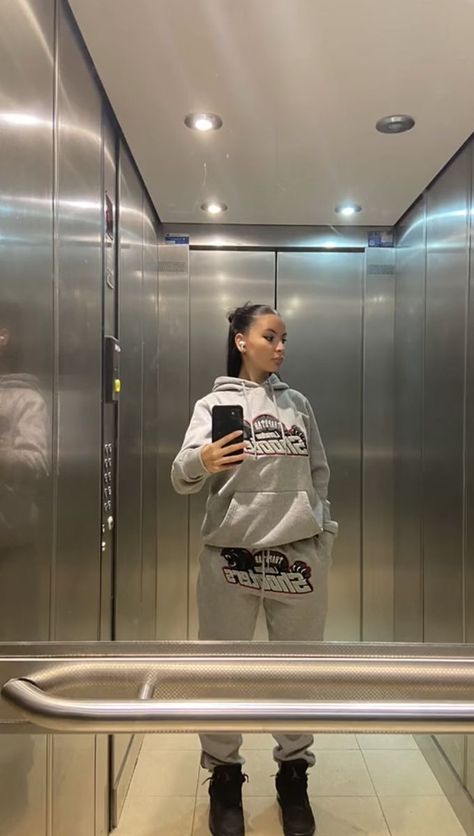 Outfits With Trackies, Trapstar Women Outfit, Trapstar Tracksuit Women, Trapstar Girl, Trackies Outfit, Uk Drip Outfits Girl, Trapstar Women, Sweatpants And Hoodie Outfit, Tracksuit Outfit Women