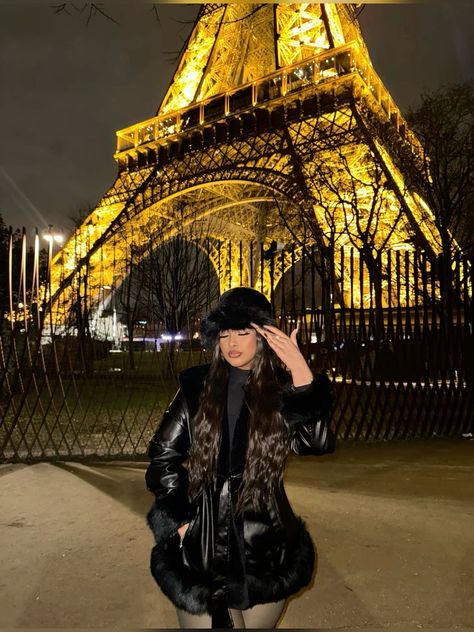 Eiffel Tower Outfit, London Xmas, Outfit Latina, Best Christmas Destinations, Best Travel Destinations, Christmas Destinations, Paris London, Winter Vibes, Photos Ideas