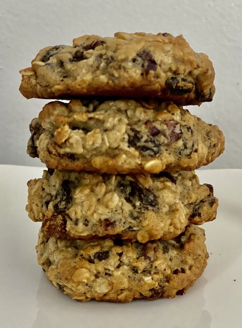 Low fat Oatmeal Raisin cookies: Photo - 1 #justapinchrecipes Low Cal Cookies, Low Calorie Desserts Easy, Low Calorie Treats, Low Calorie Oatmeal, Fat Cookies, Weight Watcher Cookies, Raisin Oatmeal, Low Fat Cookies, Cookies Photo