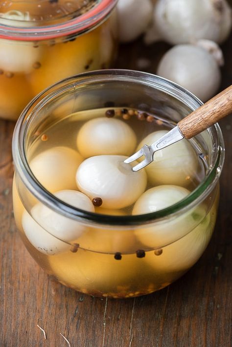 Garlic Pickled, Pickle Onions Recipe, Pickled Eggs Recipe, Best Pickles, English Pub, Pickled Eggs, Refrigerator Pickles, Pickled Garlic, Duck Eggs