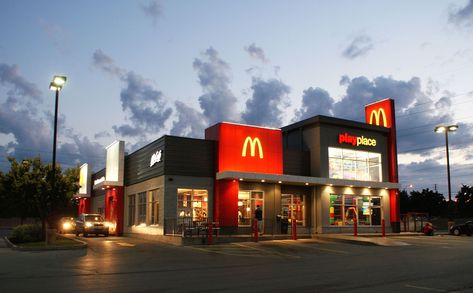 Cooking French Fries, Restaurant Exterior Design, Mc Donald's, Mcdonald's Restaurant, Restaurant Exterior, Car Stereo Systems, Facade Lighting, Food Logo Design, House Design Pictures