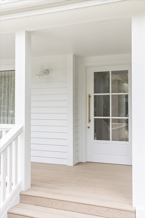 The Iver Helsinki Pull Handle in Brushed Brass enhances the elegance of this front door, adding a touch of modern sophistication to its design. Together, they create a stylish and welcoming entrance that elevates the overall aesthetic of the home. Entrance Door Handle, Entrance Handle, Pull Handles, Entrance Door, Entrance Doors, Pull Handle, Brushed Brass, Helsinki, Touch Of Modern