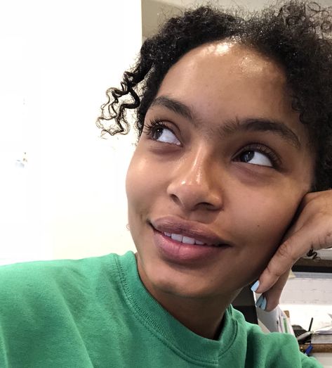 Curly Updos, Birthday Quote, Full Eyebrows, Yara Shahidi, Dark Brows, Thick Brows, Full Brows, Curly Updo, Back Back