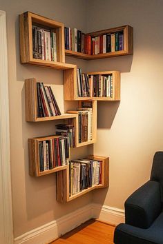 Small Space Living Wall Shelves, Book Corner Decoration, Book Arrangement Ideas Small Spaces, Cool Corner Shelves, Bookshelf In Office Small Spaces, High Wall Shelves, Homemade Book Shelf, Small Bookshelf On Wall, Diy Floating Book Shelves