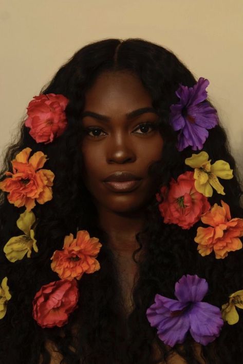 Flowers In Her Hair, Photographie Portrait Inspiration, Foto Tips, Photoshoot Themes, Beauty Portrait, Long Curly Hair, 인물 사진, Birthday Photoshoot, Long Curly