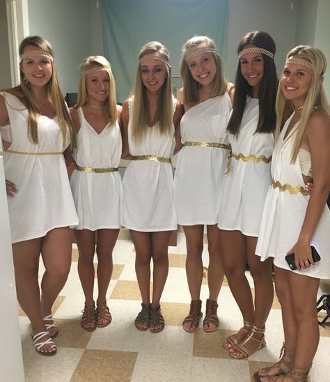 Toga party Homecoming Toga Day, Toga Dress Up Day, Toga Theme Night, Greece Costume Ideas, Greek Party Costume, Senior Toga Ideas, Toga Outfits For Women, Toga Outfit Spirit Week, Cute Toga Party Outfit