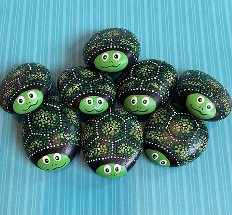 Turtle Painted Rocks, Sea Turtle Decor, Turtle Rock, Diy Rock Art, Art Pierre, Painted Rock Animals, Turtle Decor, Painted Rocks Craft, Painted Rocks Diy