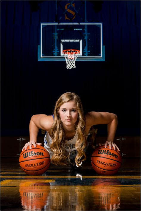 Senior Basketball Photography, Cool Basketball Pictures, Senior Sports Photography, Basketball Team Pictures, Basketball Pictures Poses, Basketball Banners, Sport Photoshoot Ideas, Sports Photoshoot, Basketball Senior Pictures