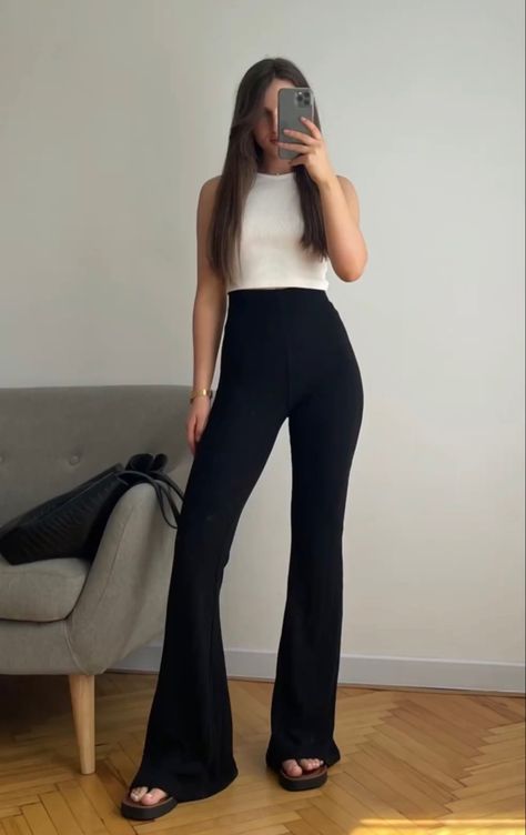 flare black pants, white top White Minimalist Outfit, Flare Pants Outfit, Flare Black Pants, White Tops Outfit, Outfit Minimalist, Black Flare Pants, Black And White Minimalist, Royal Life, White Minimalist