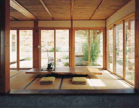 Tatami mats are used for sitting down and eating dinner. Before you sit on them you have to take your shoes off, before you walk on them Tatami Room, Tatami Futon, Japan Interior, Japanese Style House, Traditional Japanese House, Japanese Interiors, Japanese Room, Internal Courtyard, Japanese Interior Design