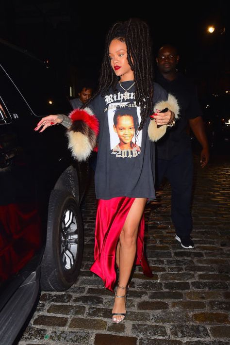 In a t-shirt from her own merch, Marni fur stole, Are You Am I slip dress and silver heeled sandals while out in NYC. Rihanna T Shirt, Rihanna Street Style, Looks Rihanna, Rihanna Outfits, Rihanna Looks, Look Adidas, Walking Down The Street, Red Slip Dress, Rihanna Style