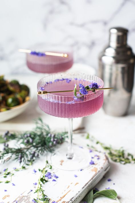 Purple Gin, Cocktail Gin, Lavender Syrup, Gin Cocktail Recipes, Gin Cocktail, Fancy Drinks, Champagne Cocktail, Cocktail Drinks Recipes, Pretty Drinks