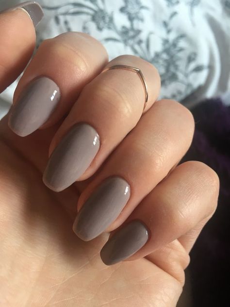 Pretty Grey Nails, Grey Nail Inspiration, Mauve Grey Nails, Gray Beige Nails, Grey Nails Fall, Oval Grey Nails, Grey Mauve Nails, Fall Work Nails, Neutral Gray Nails