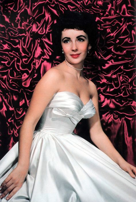 Elizabeth Taylor Edith Head Designs, Edith Head, Jacques Fath, Robes Glamour, Vestidos Retro, Hollywood Costume, Sunday Style, Mtv Movie Awards, Couture Vintage