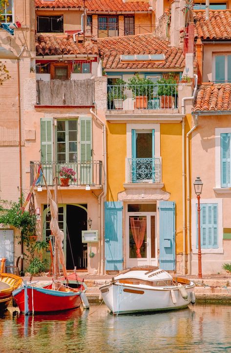 10 Pretty Towns In The South Of France To Visit French Village Aesthetic Interior, Euro Beach Aesthetic, Summer In The South Of France, Europe Architecture Aesthetic, French Riviera Color Palette, City Photography Landscape, French Home Aesthetic, Cote De Azure, South Of France House