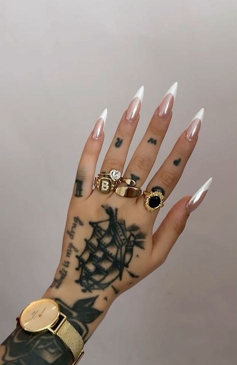 Long Nails Neutral, French Pearl Nails, French Stiletto Nails, Claw Nails, Stiletto Nails Designs, Pearl Nails, Almond Acrylic Nails, Woman Style, Dangerous Woman