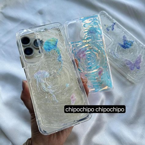 Jellyfish Ripples Epoxy phone case, available for all iPhone & Samsung phone More details check my Bio For the epoxy case, the processing time is about 15-20 days. #epoxy #epoxyphonecase #resinphonecase #animalphonecase #jellyfish #jellyfishdesign #epoxydiy #handmadephonecase #zflip5 #zflipcase #zflip4case Resin Phone Case, Jellyfish Design, Handmade Phone Case, Animal Phone Cases, Phone Protection, Custom Phone, Custom Phone Cases, Cute Phone Cases, Samsung Phone