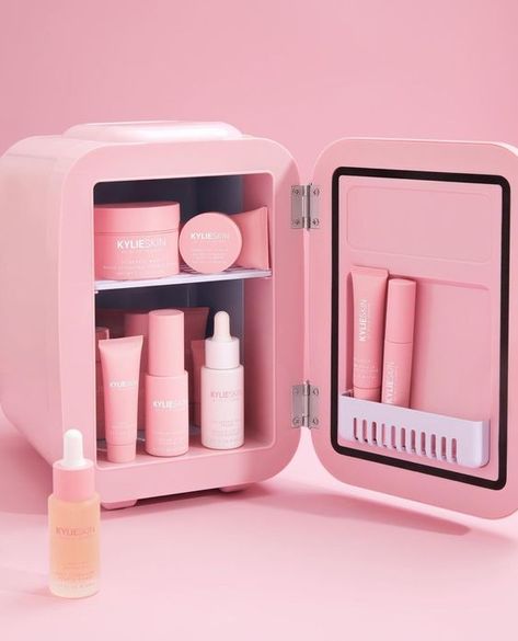 KEEP IT IN THE FRIDGE – Beauty On The Duty Maquillaje Kylie Jenner, Story Script, Kylie Jenner Makeup Tutorial, Fridge Essentials, Penyimpanan Makeup, Skins Mini, Trajes Kylie Jenner, Kylie Makeup, Kylie Baby