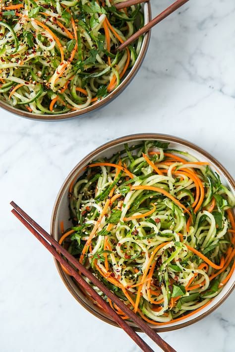 Asian Sesame Cucumber Spiralized Salad | | Gluten free, vegan (option), paleo, and vegetarian. | Click for healthy recipe. | Via Will Cook for Friends Cucumber Zoodle Recipes, Spiralizer Salad Recipes, Spiral Salad, Sesame Cucumber Salad, Zoodle Salad, Salad Kale, Carb Cycling Diet, Japanese Diet, Plats Healthy