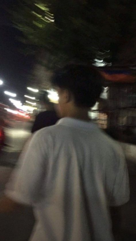 nahhve Guys Blurry Photos, Blurry Guy Pictures, Boyfriend No Face Pic, Bf Snaps No Face, Night Walk With Boyfriend, Bf Prank Picture, Blurry Aesthetic Boy, No Face Guy Pics, Fake Boyfriend Aesthetic