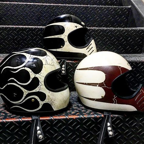 Custom Helmets & Gear Inspiration | Bobber & Chopper Motorcycles | Old school vintage style bike art & apparel Cool Motorcycle Helmets Design, Chopper Helmets, Bobber Helmets, Moto Bobber, Motorcycle Helmets Art, Enduro Vintage, Motorcycle Classic, Cafe Racer Helmet, Motorcycle Helmet Design