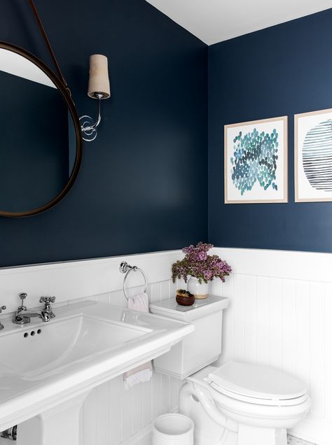 Design Interior Baie, Dark Blue Bathrooms, Navy Bathroom, Bathroom Remodel Cost, Bad Inspiration, Interior Vintage, Decor Baie, Small Bathroom Design, Blue Bathroom