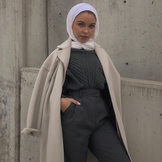 Hijabi Hat Outfits, Hijabi Wardrobe, Hijab Fashion Style, Abaya Fashion Dubai, Hat Outfits, Arabic Memes, Hijabi Outfit, Muslim Couple, Muslim Couple Photography