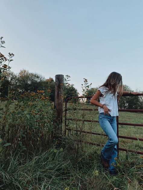 Western Aesthetic Clothing, Insta Photo Ideas Country, Country Aesthetic Photoshoot, Autumn Cowgirl Aesthetic, Midwest Cowgirl Aesthetic, Southern Bell Aesthetic, Southern Mom Aesthetic, Modern Country Aesthetic, Southern Country Aesthetic