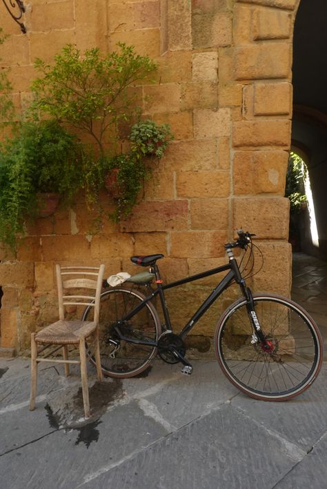 #tuscan #tuscany #bike #chair #plant #summer #italy #street #italian #tuscany Tuscany Spring, Tuscany Aesthetic, Wine Aesthetic, Italy Street, Book Stores, Comfy Cozy, Tuscany, Red Wine, Sense