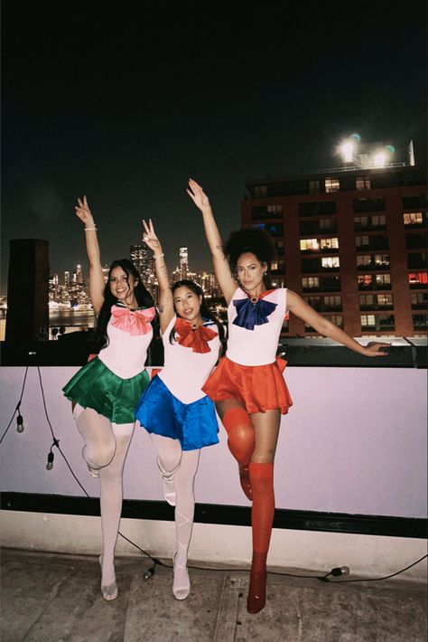 Sailor Jupiter Halloween Costume, Sailor Scouts Costume, Sailor Moon Couple Costume, Sailor Moon Group Costume, Cute Group Costume Ideas, 3 Friends Costumes, Gidle Halloween, Idee Halloween Costume, Sailor Moon Halloween Costumes