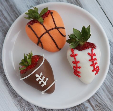 Cake Pops Brownie, Dipped Strawberries Recipe, Sports Theme Birthday, Recipe Girl, Strawberry Dip, Köstliche Desserts, Covered Strawberries, Chocolate Covered Strawberries, Strawberry Recipes