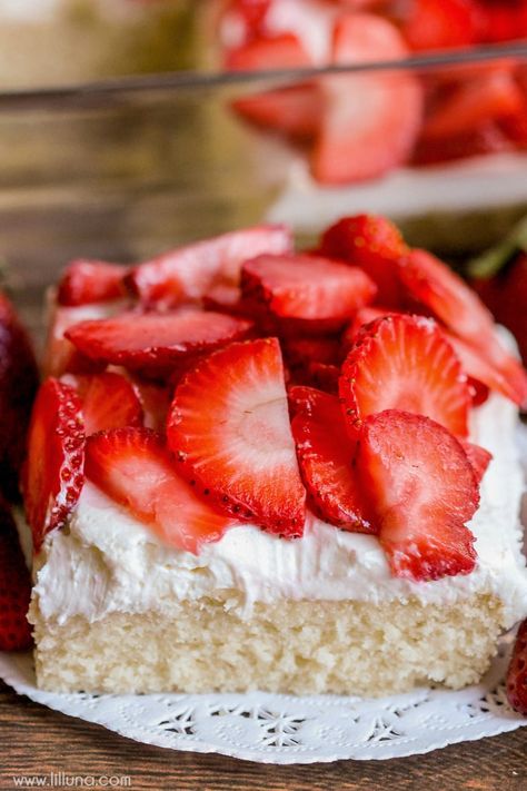 Strawberry Shortcake Bars - super soft cake like crust perfectly combines with a light layer of whipped cream cheese frosting and topped with strawberries. Strawberry Shortcake Bars, Mousse Au Chocolat Torte, Whipped Cream Cheese Frosting, Lil Luna, Strawberry Dessert Recipes, Strawberry Shortcake Recipes, Shortcake Recipe, Salty Cake, Whipped Cream Cheese