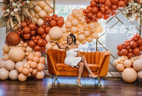 Full ballons, gold frames. Color scheme of ballons: terracota, burnt orange, cream blush, organge, blush, mirror copper, peach blush Rose Gold Party Theme, Copper Colour Scheme, Shower Vibes, Orange Birthday Parties, Romantic Bridal Shower, Orange Wedding Colors, Orange Birthday, Color Terracota, Balloon Artist